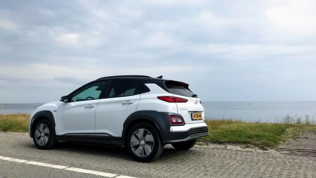 hyundai Kona op Afsluitdijk