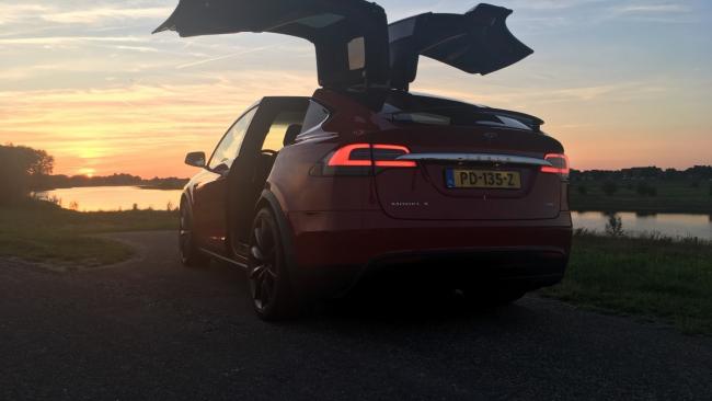 Tesla Model X - wing doors